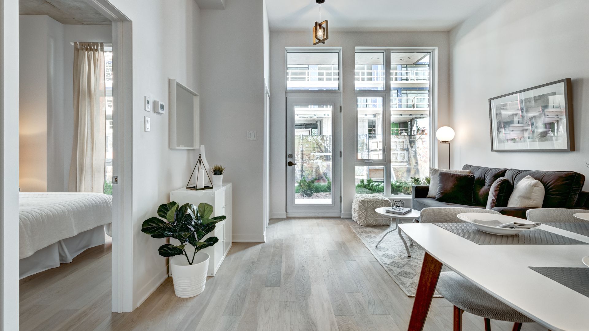 Mengatasi Ruangan Kecil: Tips Desain Interior untuk Apartemen Mini